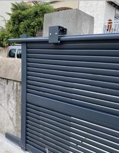 Portail coulissant en aluminium gris.