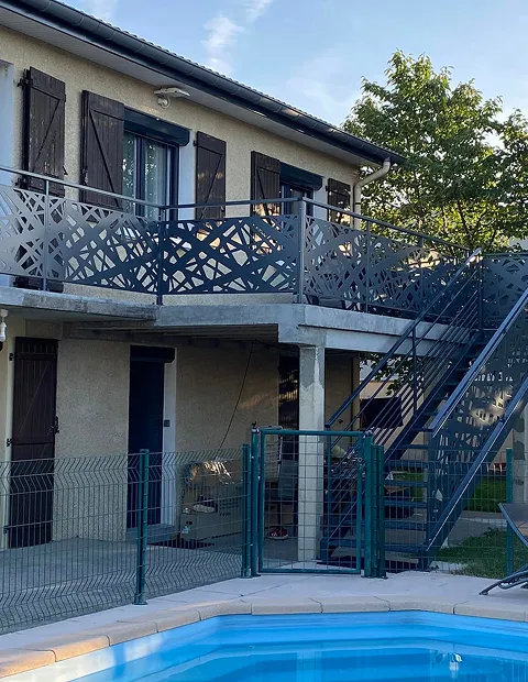 Escalier extérieur en métal moderne.