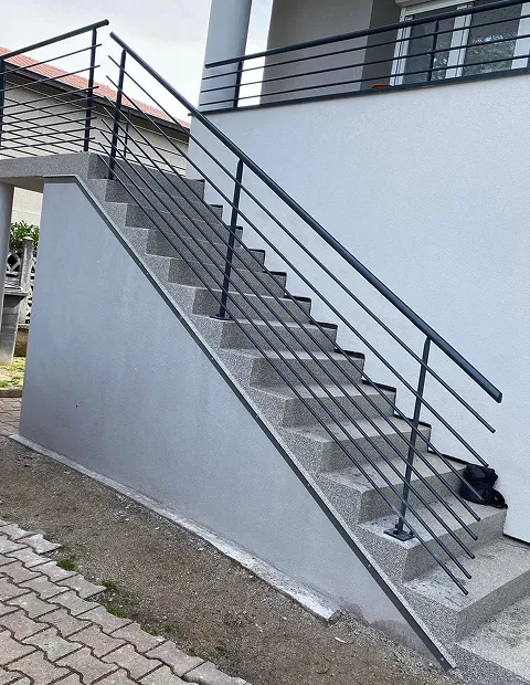 Escalier métallique extérieur.